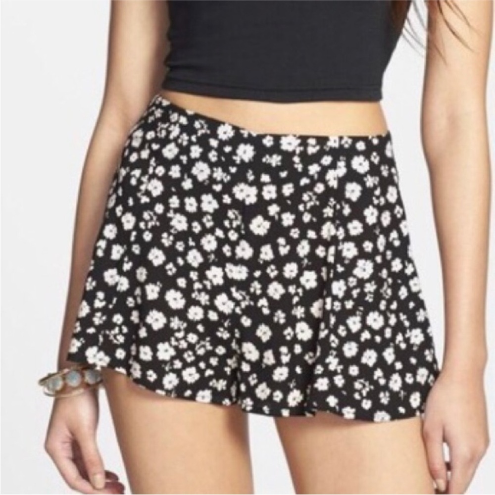 Blu Pepper Shorts Floral Flowy Black and White Spring M